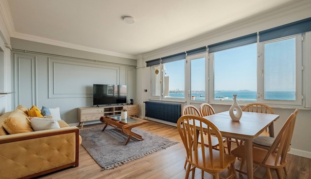 Charming 2-bedroom apartment with stunning sea view and AC in Istanbul