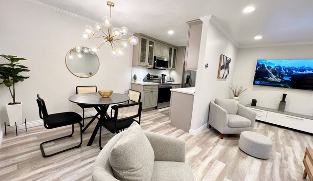 Charming 2-bedroom apartment in Sunnyvale with Pool View!