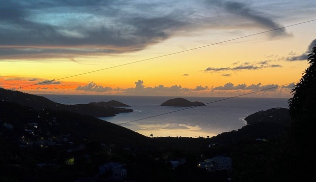 Charming 2-bedroom apartment in St Thomas, central location, close to beaches.