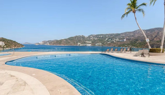 Charming 2-bedroom apartment in gorgeous Acapulco with AC, WiFi, Ocean View