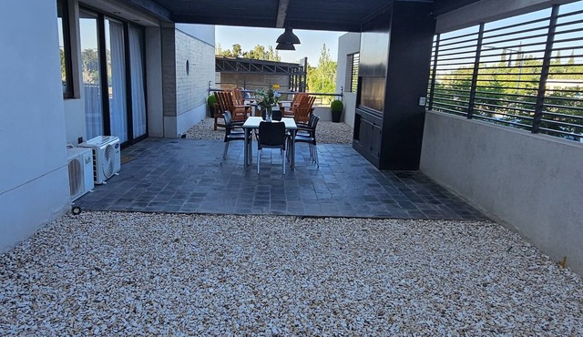 Charming 2-bedroom apartment in fabulous Mendoza close to shopping center.