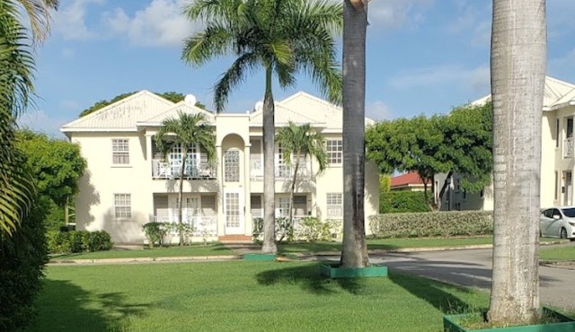 Charming 2-bedroom apartment in gated community