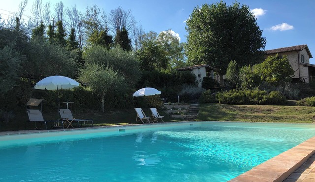 Charming 2-bedroom apartment in a farmhouse near Bevagna with large pool