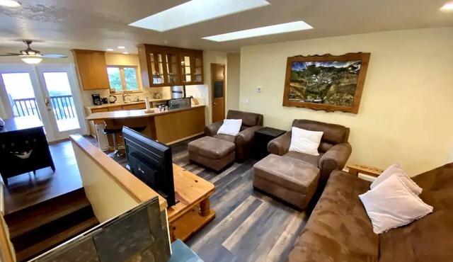 Charming 2-bedroom apartment with AC in Rainier