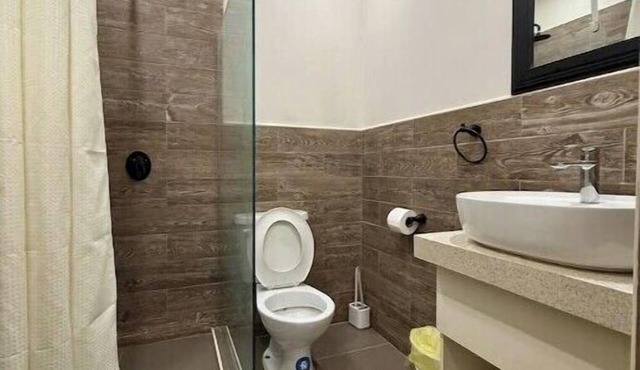 Charming 2-bedroom apartment with WiFi, AC in wonderful Rowans