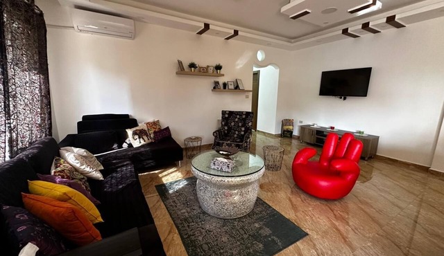 Charming 2-bedroom apartment in Quiet Building near Shopping, Hospital, Mosque