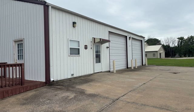 Charming 2-bedroom barndominimum very large garage WiFi, AC in serene Clinton