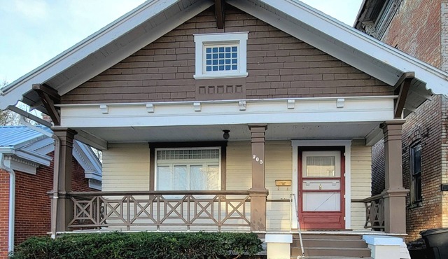 Charming 2-bedroom bungalow with WiFi, in Historic downtown Hannibal, MO.
