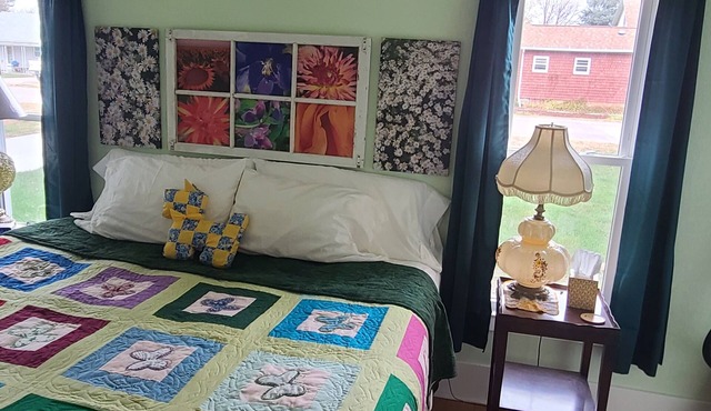 Charming 2 bedroom bungalow with lovely outdoor space, sleeps 5 adults 2 kids