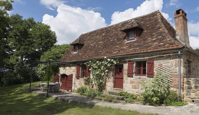 Charming 2 bedroom cottage, air conditioning, private garden,pool and games room