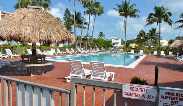 Charming 2-bedroom condo in Islamorada with pool access and ocean views.