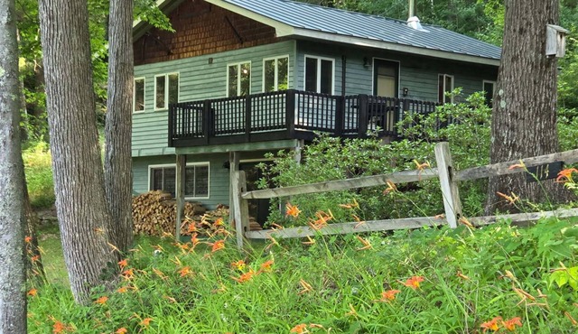Charming 2-bedroom cottage in Keeseville with AC
