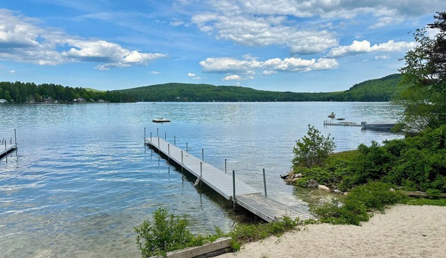 Charming 2-bedroom cottage on Merry Meeting Lake in New Durham, NH with WiFi/AC
