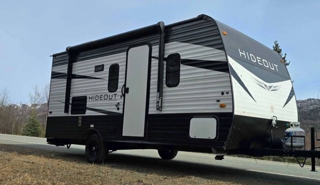 Charming 2-bedroom caravan with AC, WiFi