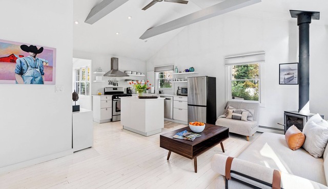 Charming 2-bedroom cottage in Sag Harbor with AC, WiFi