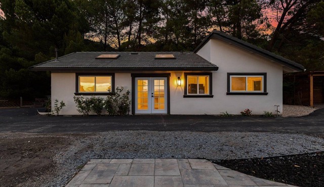Charming 2-bedroom cottage with amazing city and mountain views