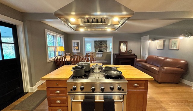 Charming 2-bedroom country cottage bordering on land trust in Washington, CT