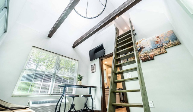 Charming 2-bedroom cabin close to Uptown Charlotte!
