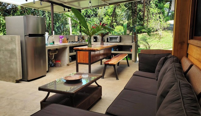 Charming 2-bedroom cabin with WiFi, AC in lovely Pavones
