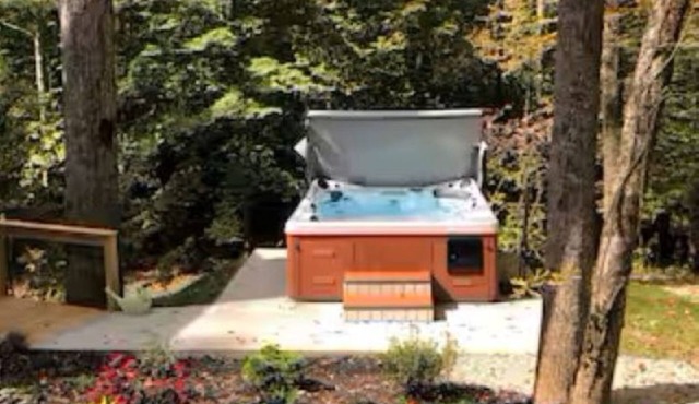 Charming 2-bedroom cabin with hot tub, outdoor firepit and Pet Friendly!