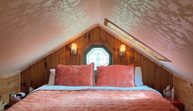 Charming 2-bedroom cabin in enchanting Gilboa with WiFi