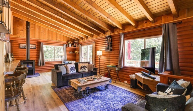 Charming 2-bedroom cabin in Sonora with WiFi and AC With private lake