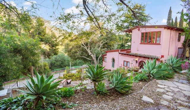 Charming 2-bedroom chateau with WiFi, fitness room in Topanga