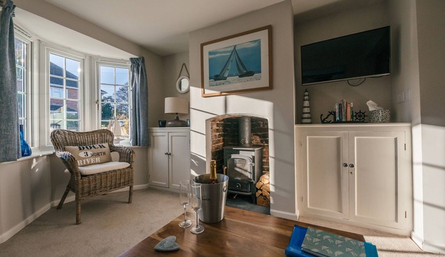 Charming 2 bedroom cottage in Lymington, very close to town, marina & sea walks