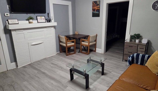 Charming 2-bedroom cottage in Charlotte. Pet friendly and high speed WiFi