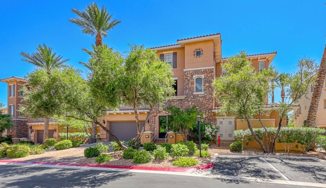 Charming 2-bedroom condo in terrific Henderson with AC