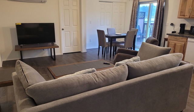 Charming 2-bedroom condo in lovely Coos Bay with WiFi, AC