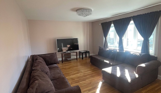 Charming 2-bedroom condo, 10 minutes from Newark airport, with private parking.