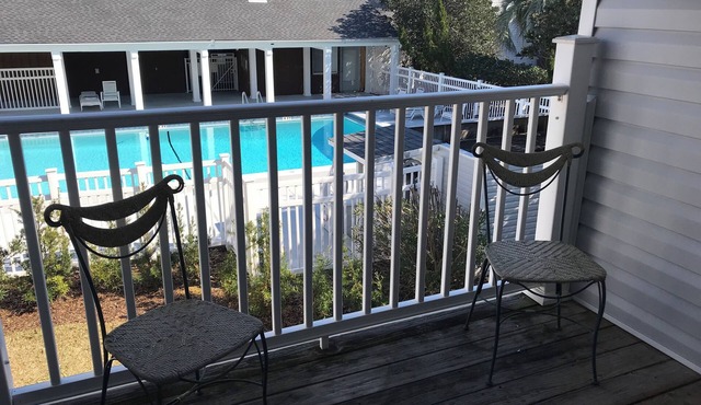 Charming 2-bedroom condo w/AC Shalimar's best kept secret - Walk to sunset
