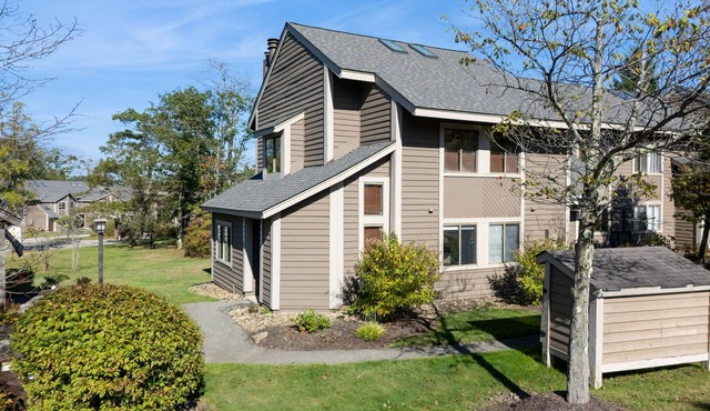 Charming 2-bedroom condo short walk to main lift