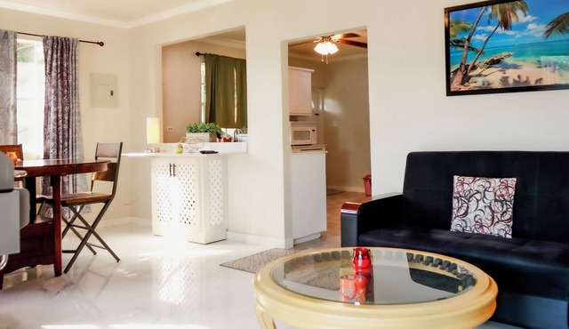 Charming 2-bedroom condo in Weston with AC, WiFi and so close to the beach!