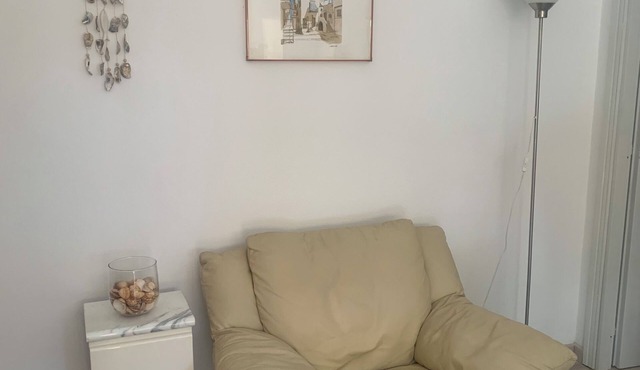 Charming 2-bedroom condo with AC, WiFi just Steps from the Beach