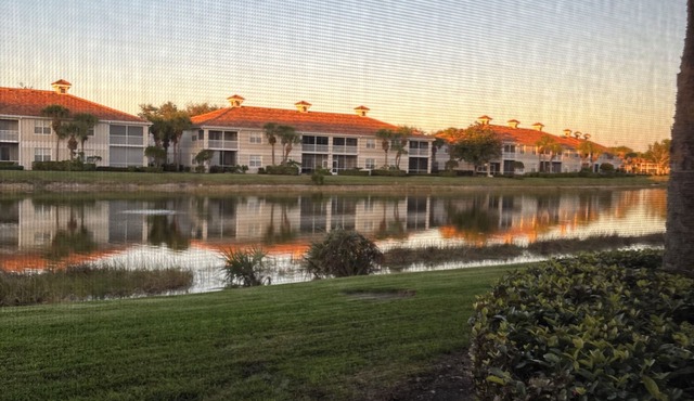 Charming 2-bedroom condo in beautiful Naples with WiFi, fitness room