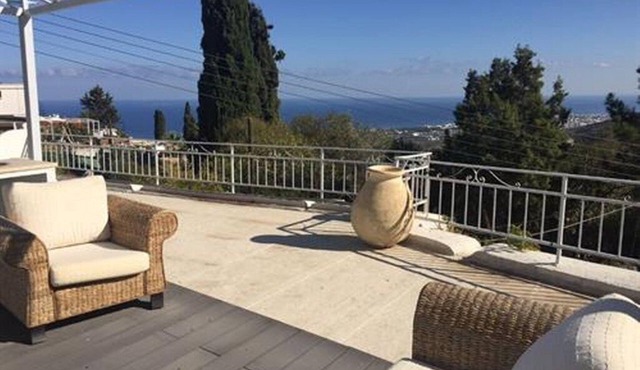 Charming 2 bedroom cottage in the heart of Karmi village