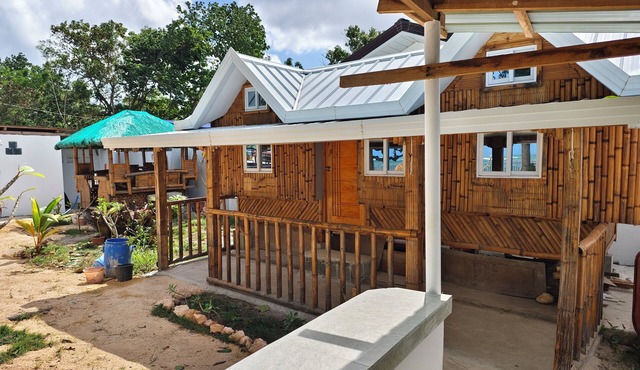Charming 2-bedroom cottage on the beach with WiFi and AC in Victoria Alaminos