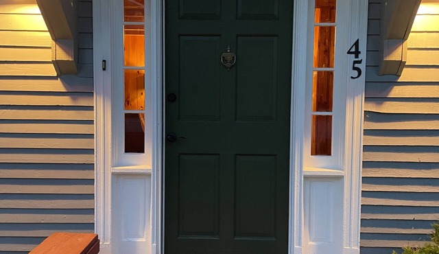 Charming 2-bedroom cottage with AC and WiFi nestled in a peaceful setting~