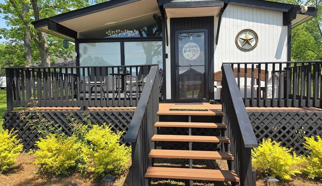 Charming 2-bedroom cottage in Molena Ga. Family & pet friendly.