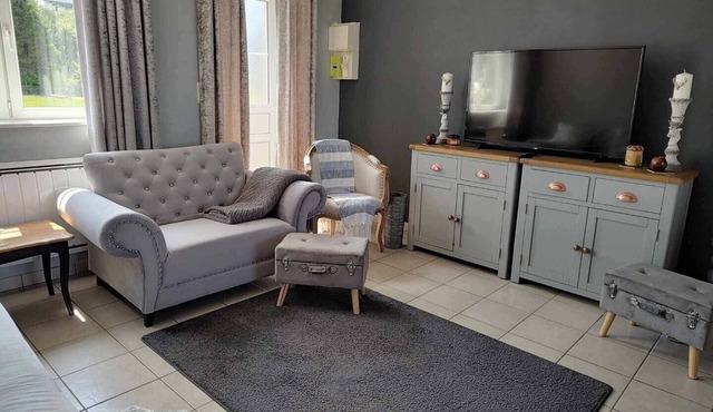 Charming 2-bedroom farmhouse in Chaulieu. Only 10 mins drive to town. 3 star acc