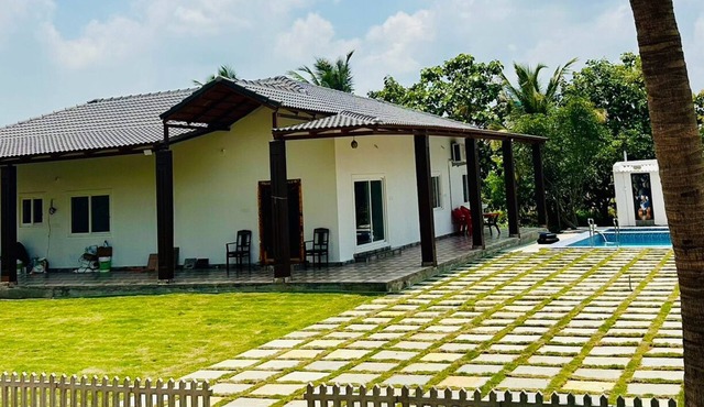 Charming 2-bedroom farmhouse with pool,AC, in Bibinagar in a 5 acre Mango farm