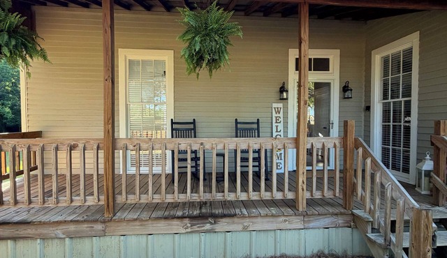 Charming 2-bedroom farmhouse in enchanting Americus with AC