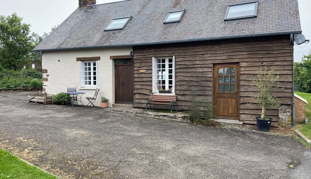 Charming 2-bedroom cottage in beautiful rural Reffuveille, Normandy with WiFi
