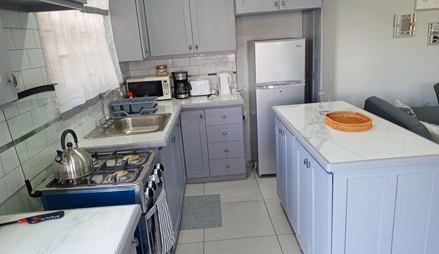 Charming 2-bedroom apartment with WiFi, AC in lovely St David'sn