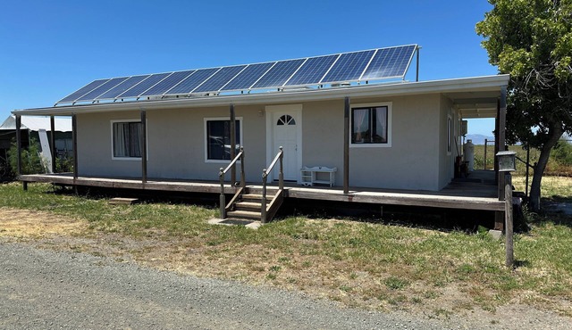 Charming 2-bedroom getaway in the sf bay wetlands with WiFi. Dog friendly.