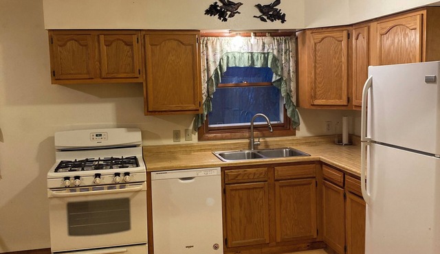 Charming 2-bedroom house with AC, WiFi , 5 minutes from lake Geneva WI.