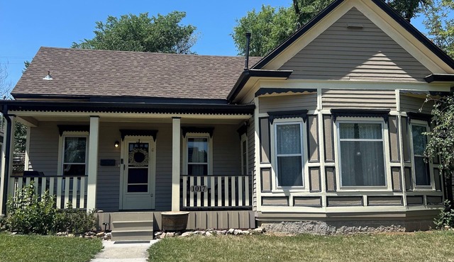 Charming 2-bedroom house with AC and WiFi central location in Rapid City.