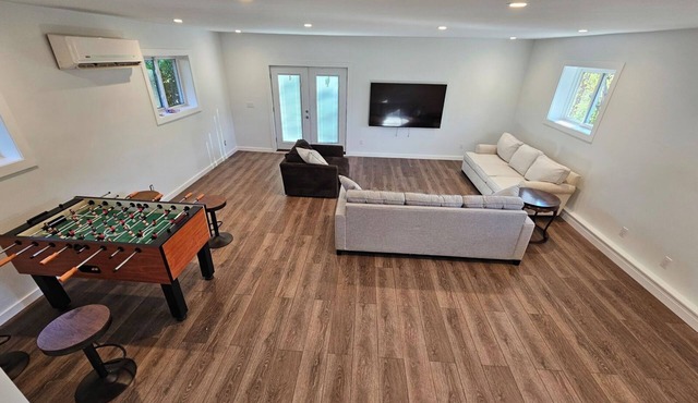 Charming 2-bedroom house with AC, WiFi. Perfect for UofM Gameday